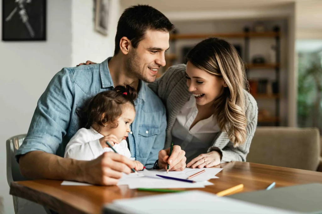 familia haciendo un presupuesto de gasto